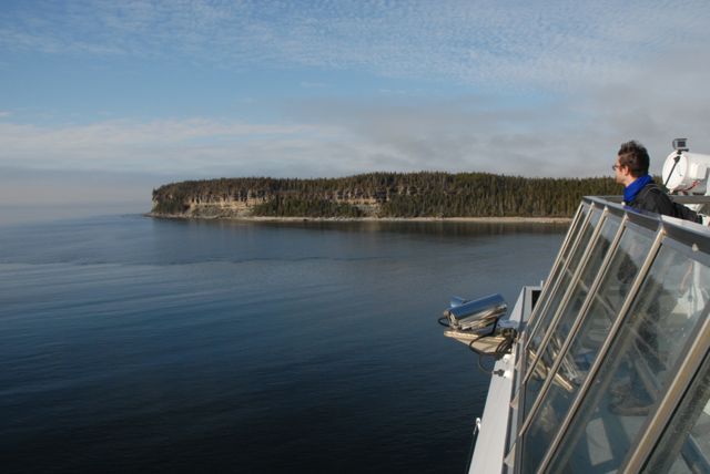 Le Bella Desgagnés quitte Havre Saint-Pierre pour traverser les îles Mingan – Crédit photo: ©Gary Lawrence